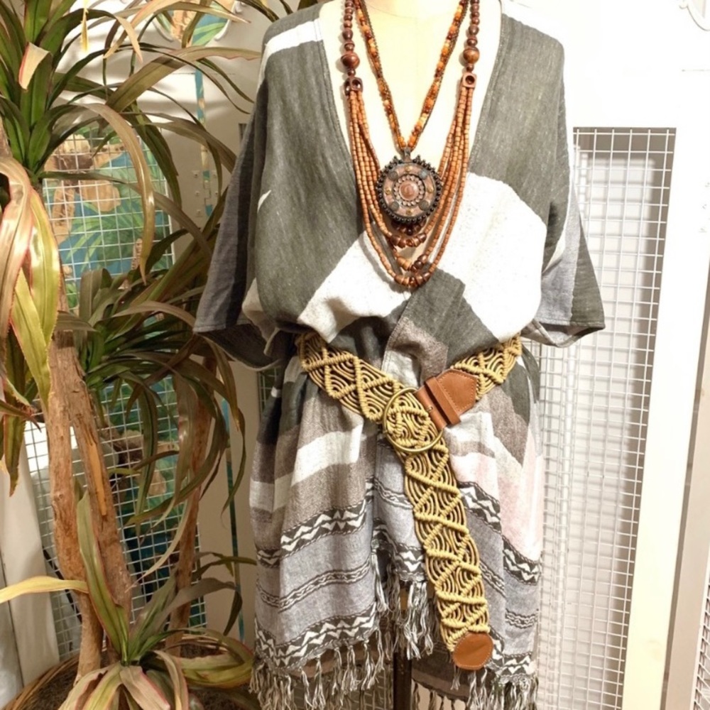 "AEO" boho fringed kimono sleeve poncho/shawl- OS